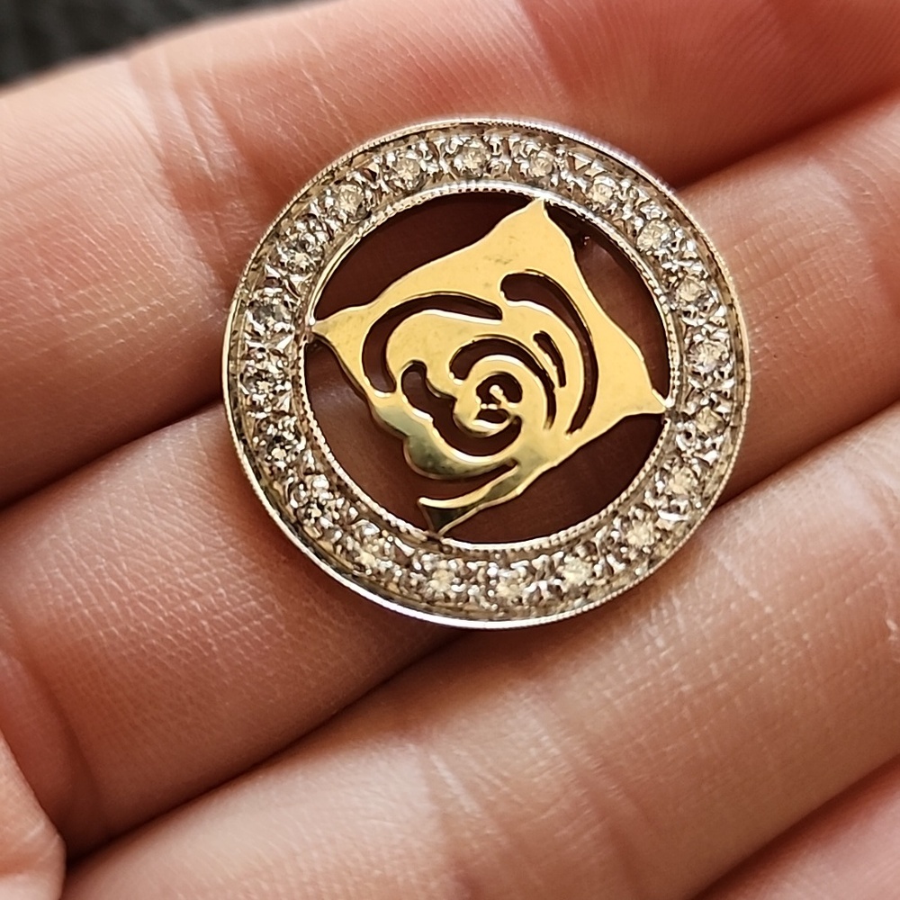 Gold Rose Circle Brooch for Women - Elegant Floral Jewelry - Picture 3 of 6